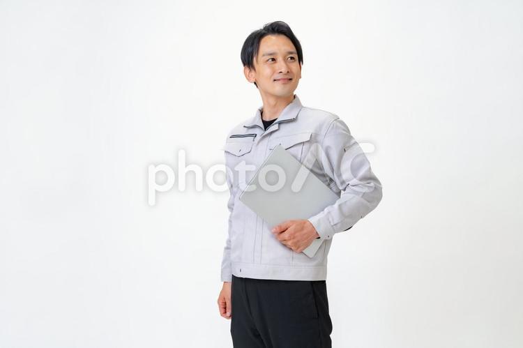 パソコンを持つ作業着を着た男性 日本人,点検,保守点検の写真素材