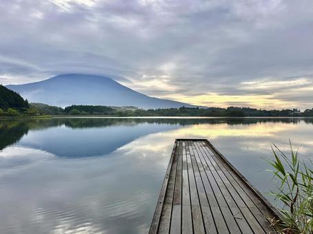 田貫湖と富士山と雲空 田貫湖と富士山と雲空 富士山,逆さ富士,田貫湖の写真素材