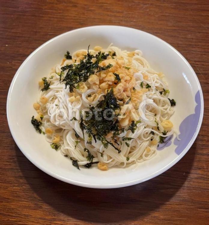 ソーメンに海老入り揚げ玉とジャバンのり 昼食,ソーメン,海老入りの写真素材