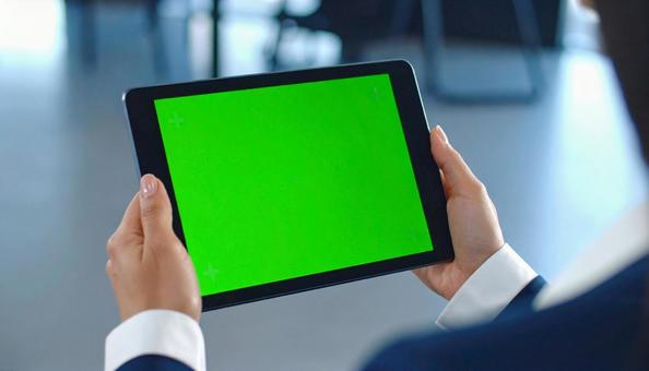 タブレットを操作(グリーン部分抜き素材) タブレットを操作(グリーン部分抜き素材)の写真