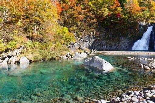 法体の滝の紅葉 法体の滝の紅葉 紅葉,もみじ,紅葉狩りの写真素材