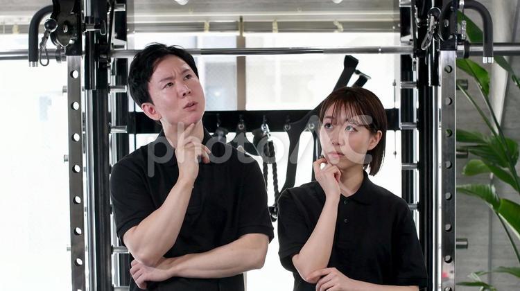 悩みを共有する男女のアジア人ジムスタッフ ジム,フィットネス,スポーツジムの写真素材