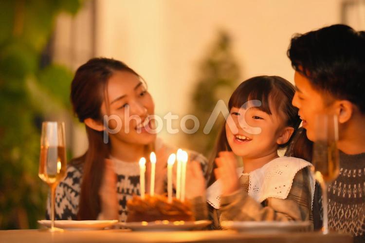 娘の誕生日を祝う夫婦１ 男性,女性,女の子の写真素材
