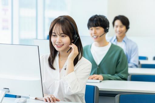 インカムで話すオペレーター オペレーター,コールセンター,笑顔の写真素材