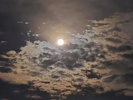 雲間に見える満月 満月,月,つきの写真素材