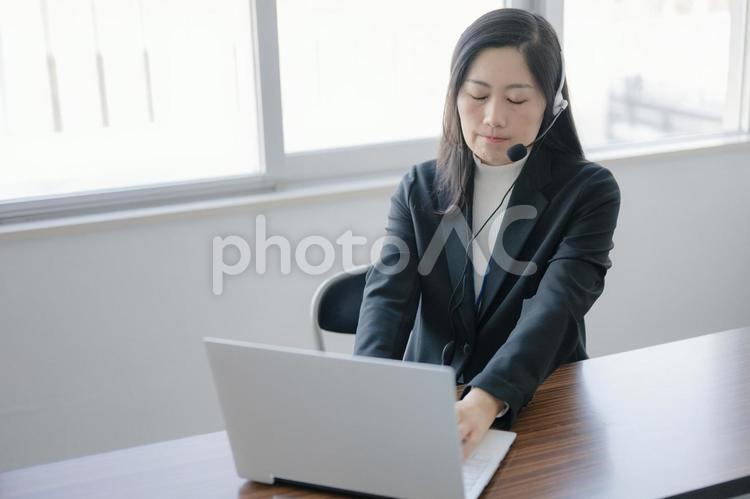 目を瞑るビジネスウーマン ビジネスウーマン,スーツ,女性の写真素材
