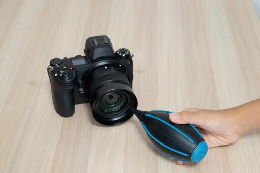 カメラ本体とレンズをブロワーで掃除 カメラ,メンテナンス,ブロワーの写真素材