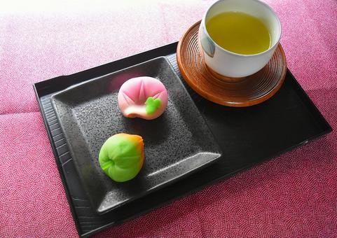 朝顔とホオズキの上生菓子で休憩 朝顔とホオズキの上生菓子で休憩の写真