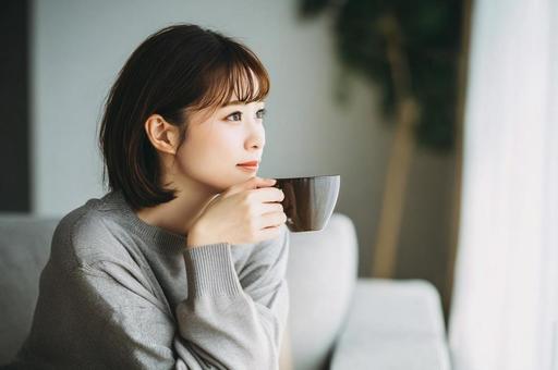 自宅でくつろぐ女性-4 自宅でくつろぐ女性-4の写真