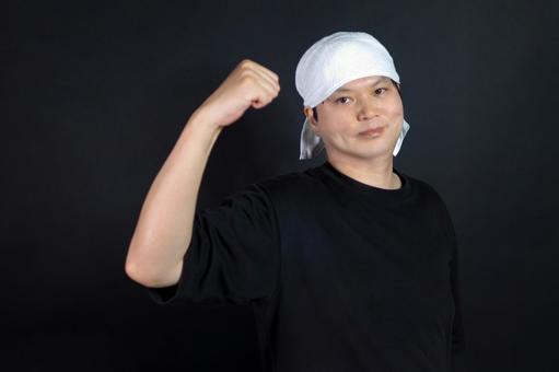 ガッツポーズの男性 男性,ガッツポーズ,黒い服の写真素材