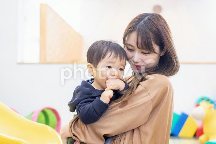 保育園／託児所／キッズカフェで遊ぶ男の子 赤ちゃん,ママ,親子の写真素材