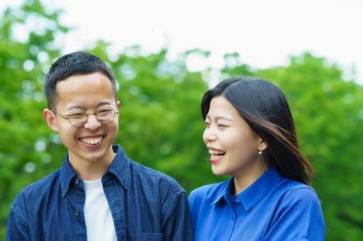笑顔で散歩する若いカップル  カップル,散歩,恋人の写真素材