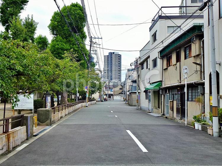昭和の雰囲気を残す町角 町角,隘路,町並みの写真素材