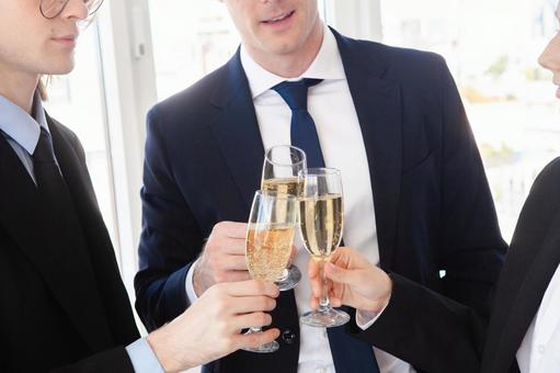 シャンパングラスで乾杯する手元の写真