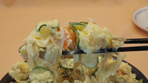 自家製・ポテトサラダ(食べるシーン) 自家製・ポテトサラダ(食べるシーン) ポテトサラダ,自家製,じゃがいもの写真素材