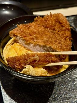 閉じないカツ丼　 カツ丼,トンカツ,卵の写真素材