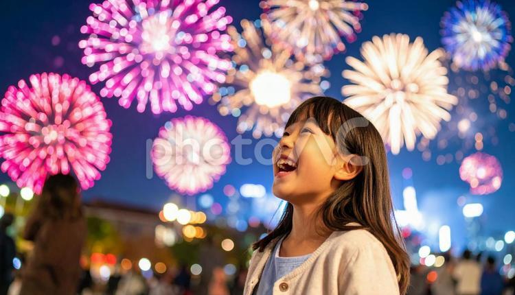 花火を見上げて笑顔を見せる少女 花火,夏祭り,笑顔の写真素材