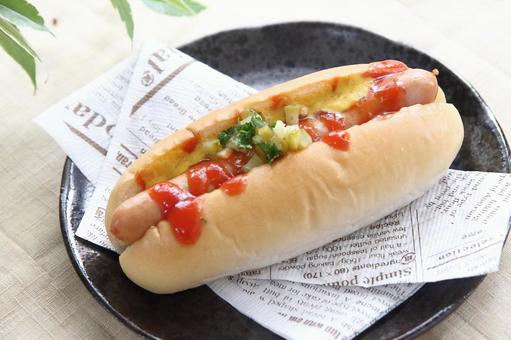 ホットドッグ(黒皿) ホットドッグ(黒皿) 惣菜パン,ホットドッグ,コンビニの写真素材