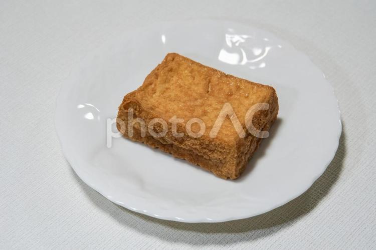 白い皿に盛られた香ばしい厚揚げ 厚揚げ,揚げ,豆腐の写真素材