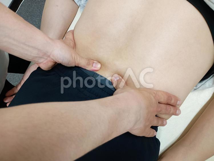 腰のツボ大腸兪だいちょうゆ 東洋医学,ツボ,経穴の写真素材