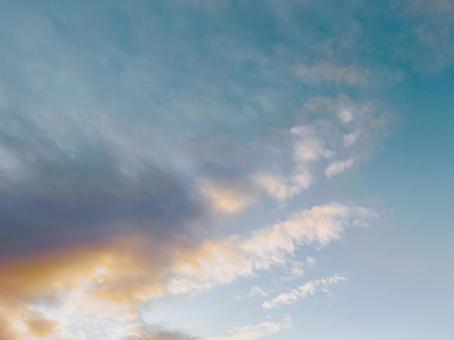 幻想的で美しい秋の夕焼け空 幻想的で美しい秋の夕焼け空 夕焼け,空,秋の写真素材