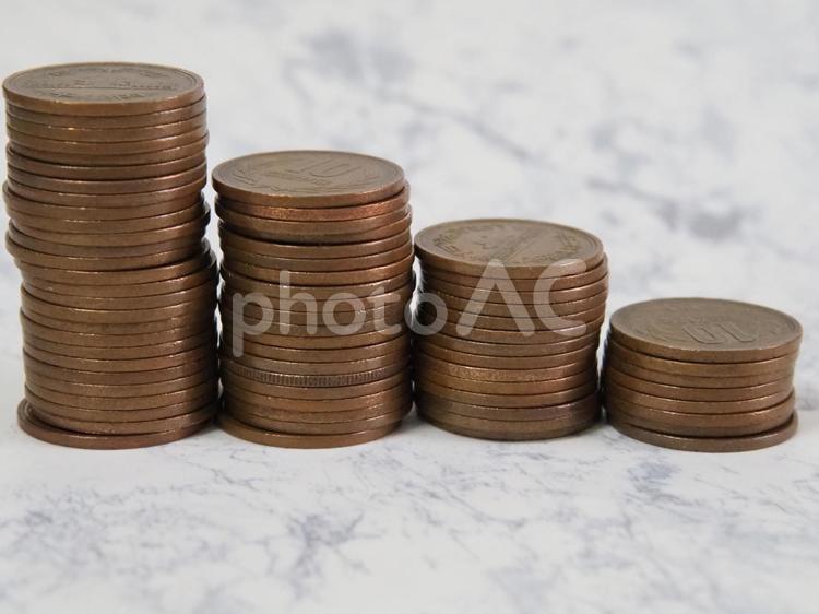 階段状に並ぶ10円玉 お金,10円玉,コインの写真素材