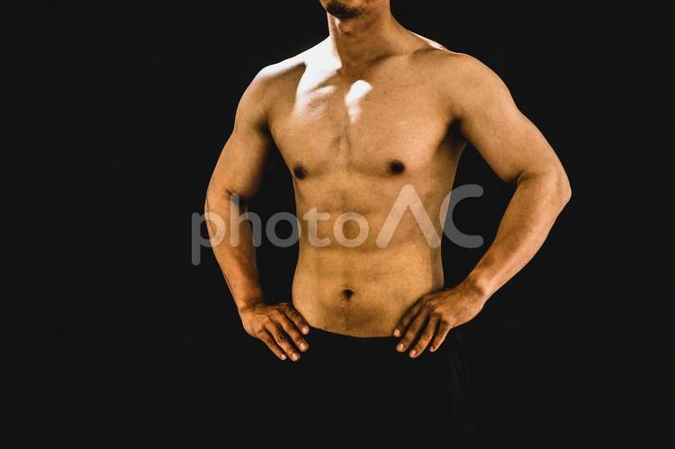 筋肉を鍛える男性（上半身） 筋肉,マッチョ,腹筋の写真素材