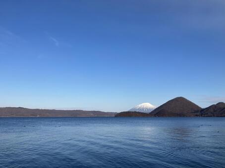 中島と冠雪の羊蹄山 洞爺湖,きれい,快晴の写真素材