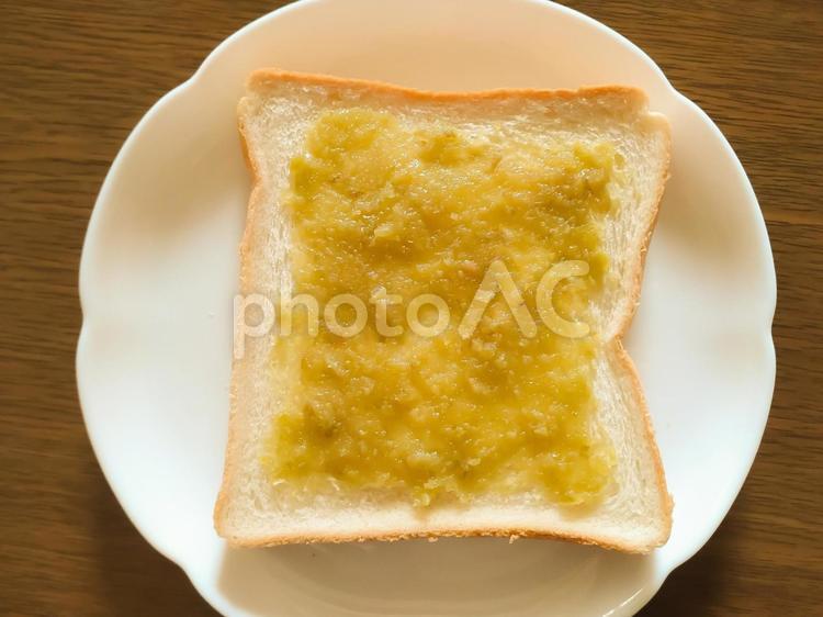 ずんだあんバターを塗ってパンを食べる ずんだあんバター,食パン,パンの写真素材
