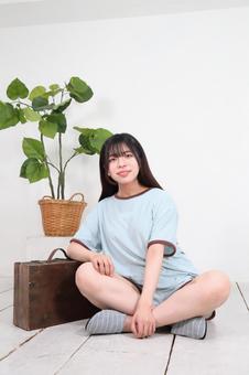 部屋着でリラックスする女性 部屋着でリラックスする女性 女性,若い,20代の写真素材