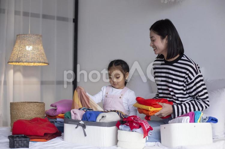 洋服を見ている女の子と笑顔の母 親子,母子,女性の写真素材