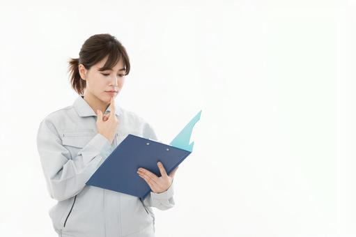 若い女性 作業着 若い女性 作業着 女性,人物,日本人の写真素材