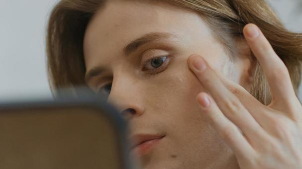 目元を触っている鏡越しの男性 男性,外国人,欧米人の写真素材