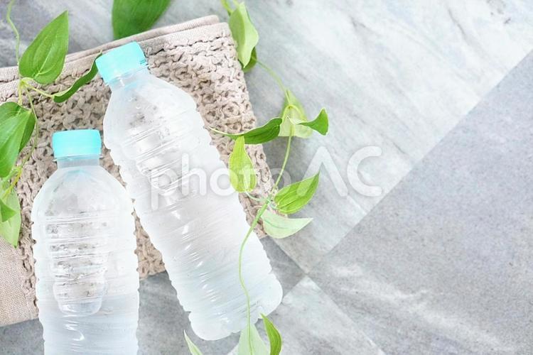 ペットボトルの水の熱中症対策イメージ 熱中症,水,ペットボトルの写真素材