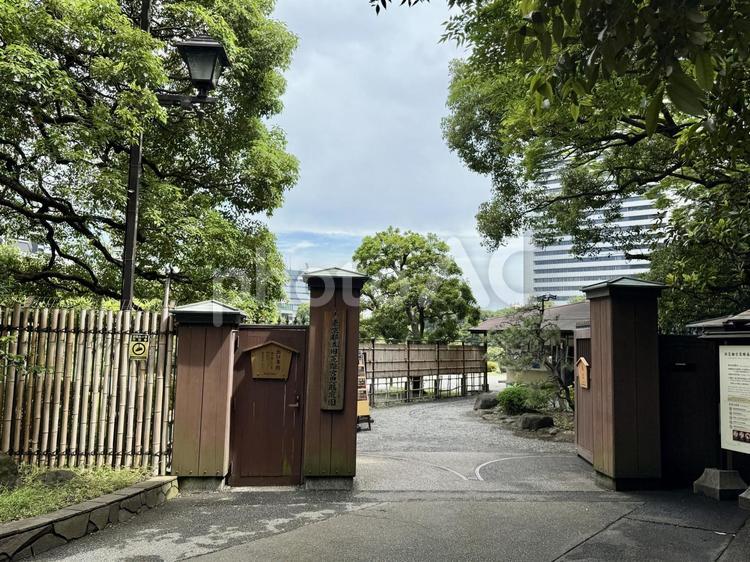 6月　旧芝離宮恩賜庭園　入り口 門,旧芝離宮恩賜庭園,都会の自然の写真素材