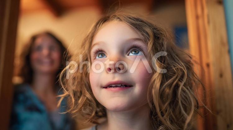 部屋の中の外国人の女の子 女の子,外国人,女性の写真素材