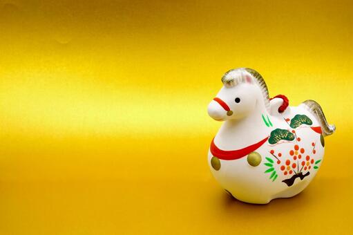 午の土鈴と金背景 年賀状,午,お正月の写真素材