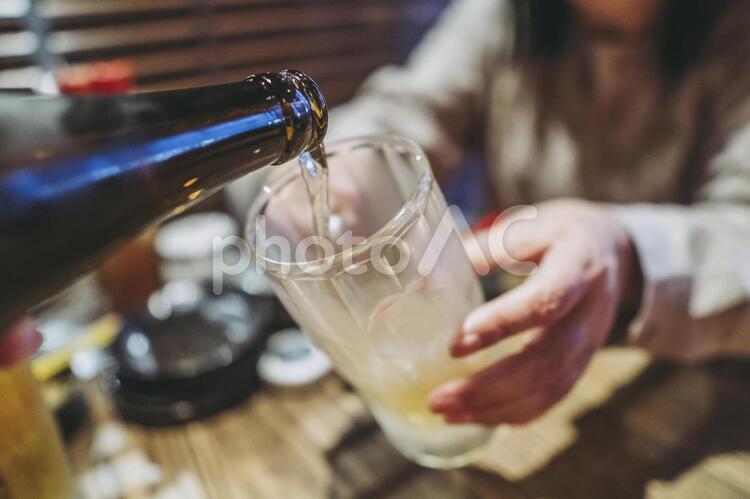 瓶ビールを注ぐ風景 ビール,人物,手の写真素材