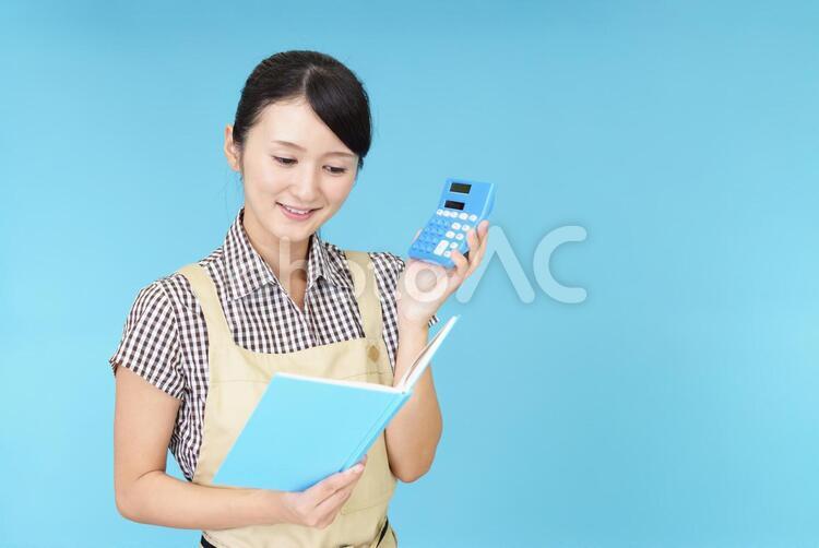 計算機を持つ女性 女性,女,主婦の写真素材