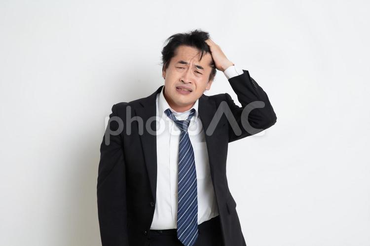 やる気を無くして落ち込んでいる中年のサラリーマン男性 中年,上司,会社員の写真素材