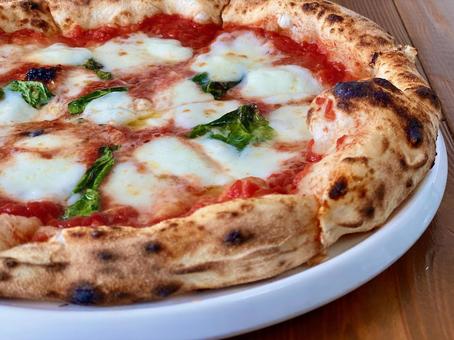 モッツァレラチーズの絶品ピザマルゲリータの写真