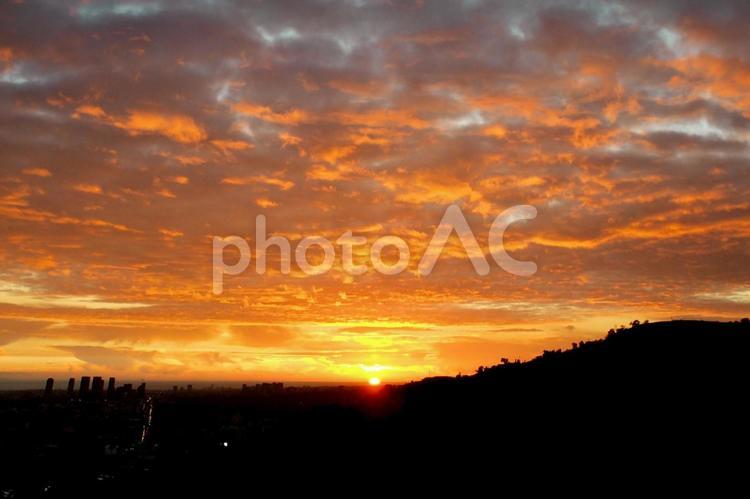 夕焼け空と沈む夕日 夕方,夕日,夕暮れの写真素材