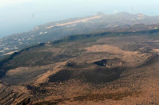 伊豆大島三原山火口と大島かめりあ空港 火口,伊豆大島,大島の写真素材