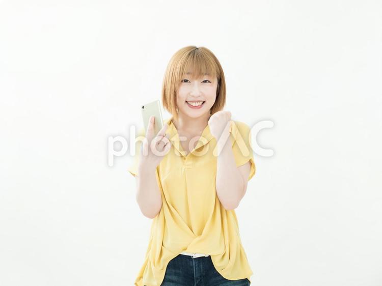 スマホを持つ女性　ガッツポーズ　２ 女性,スマホ,ガッツポーズの写真素材