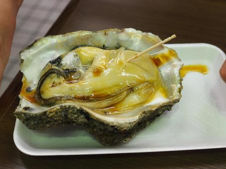 生牡蠣に醤油をかけて 生牡蠣,海産物,グルメの写真素材