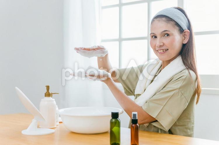 泡洗顔をするミドル世代の女性（笑顔） 泡洗顔,洗顔,スキンケアの写真素材