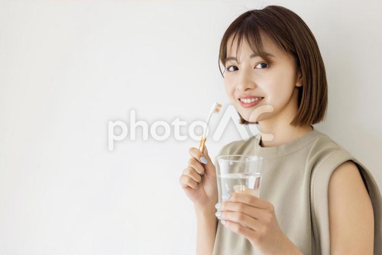 歯磨きをする女性 女性,人物,20代の写真素材