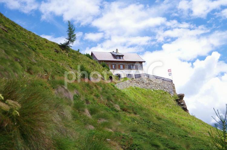スイス　丘の上の山小屋 スイス,アルプス,絶景の写真素材