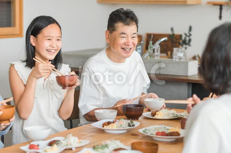 家で家族団欒して食事する孫と三世代家族 孫,食事,帰省の写真素材