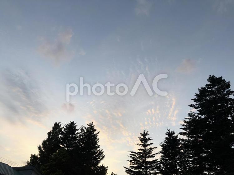 夕暮れ時の空 雲,青空,空の写真素材